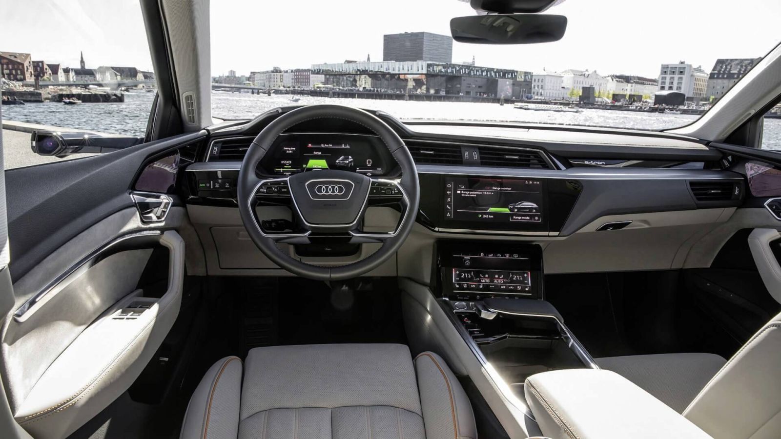 مواصفات سيارة Audi e-tron S Sportback 2023 من الداخل 