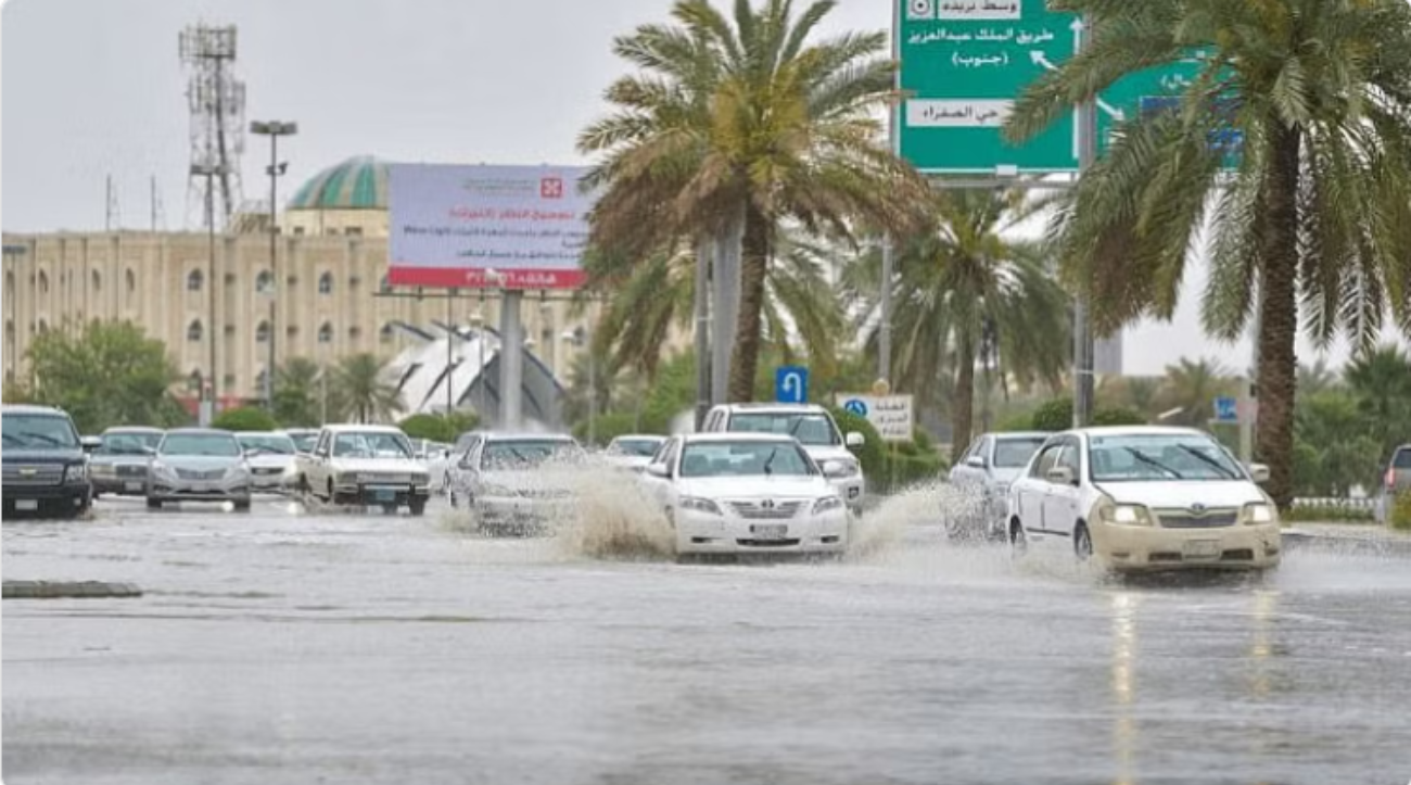 إنذار الأحمر .. الأرصاد الجوية السعودية تحذر قائدي السيارات في 8 مناطق من أمطار وأتربة غزية ستستمر حتى هذا الموعد