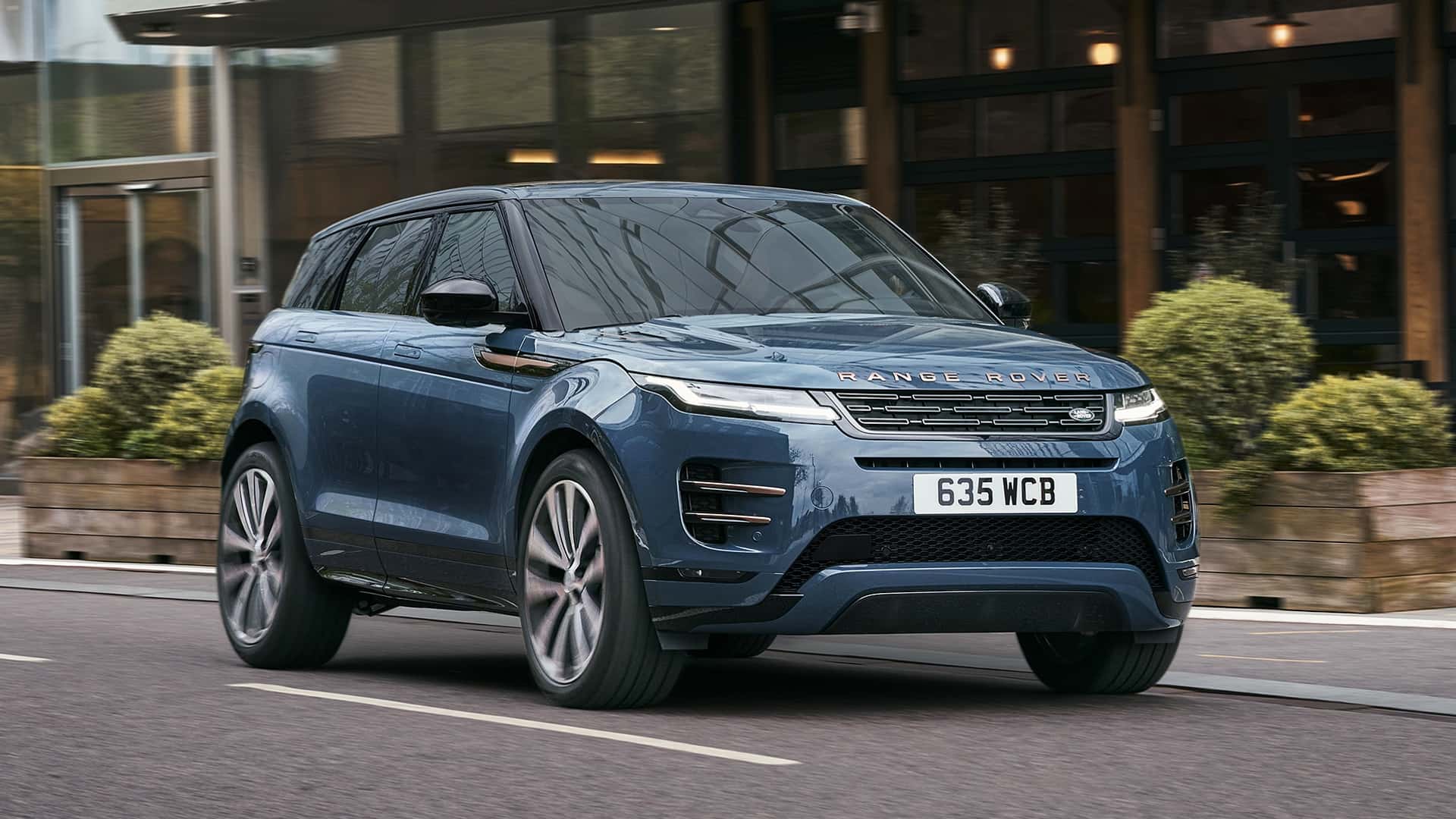 خصم جنوني من سعر أفخم سيارة رياضية متعددة الأغراض في السعودية رنج روفر ايفوك Range Rover Evoque 2024 .. إليكم سعرها الجديد