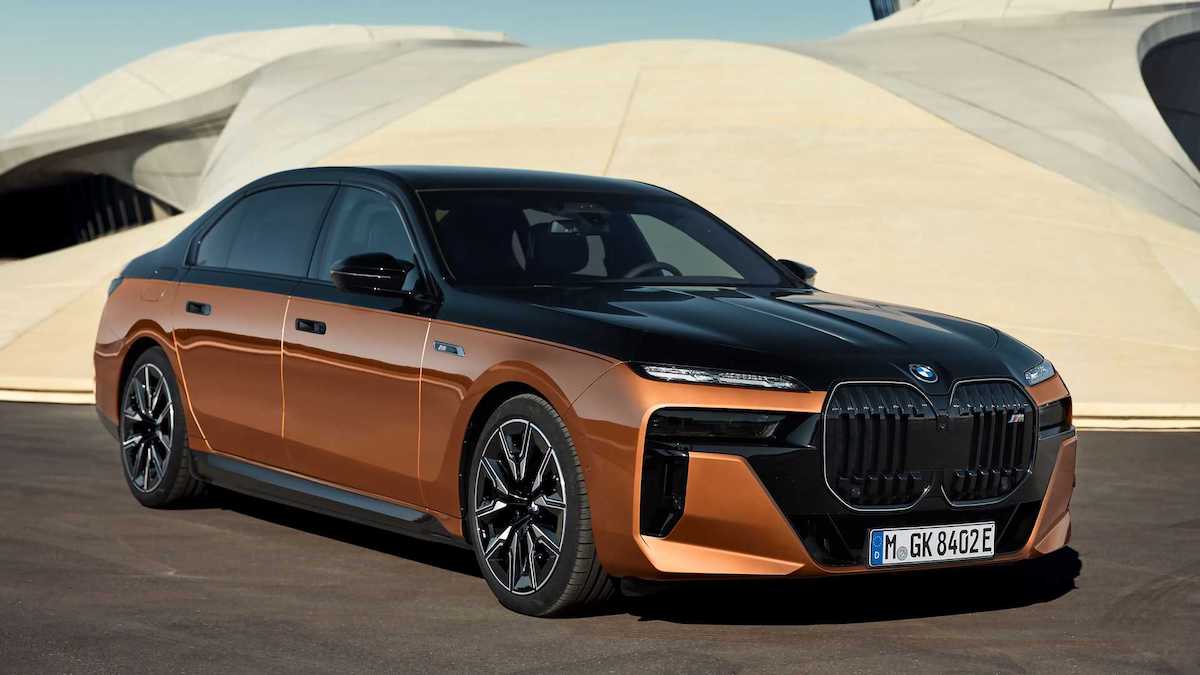 كم سعر سيارة بي إم دبليو الفئة السابعة BMW 7 2024 في السعودية .. اعرف ميزات محطمة تويوتا كورولا 2024