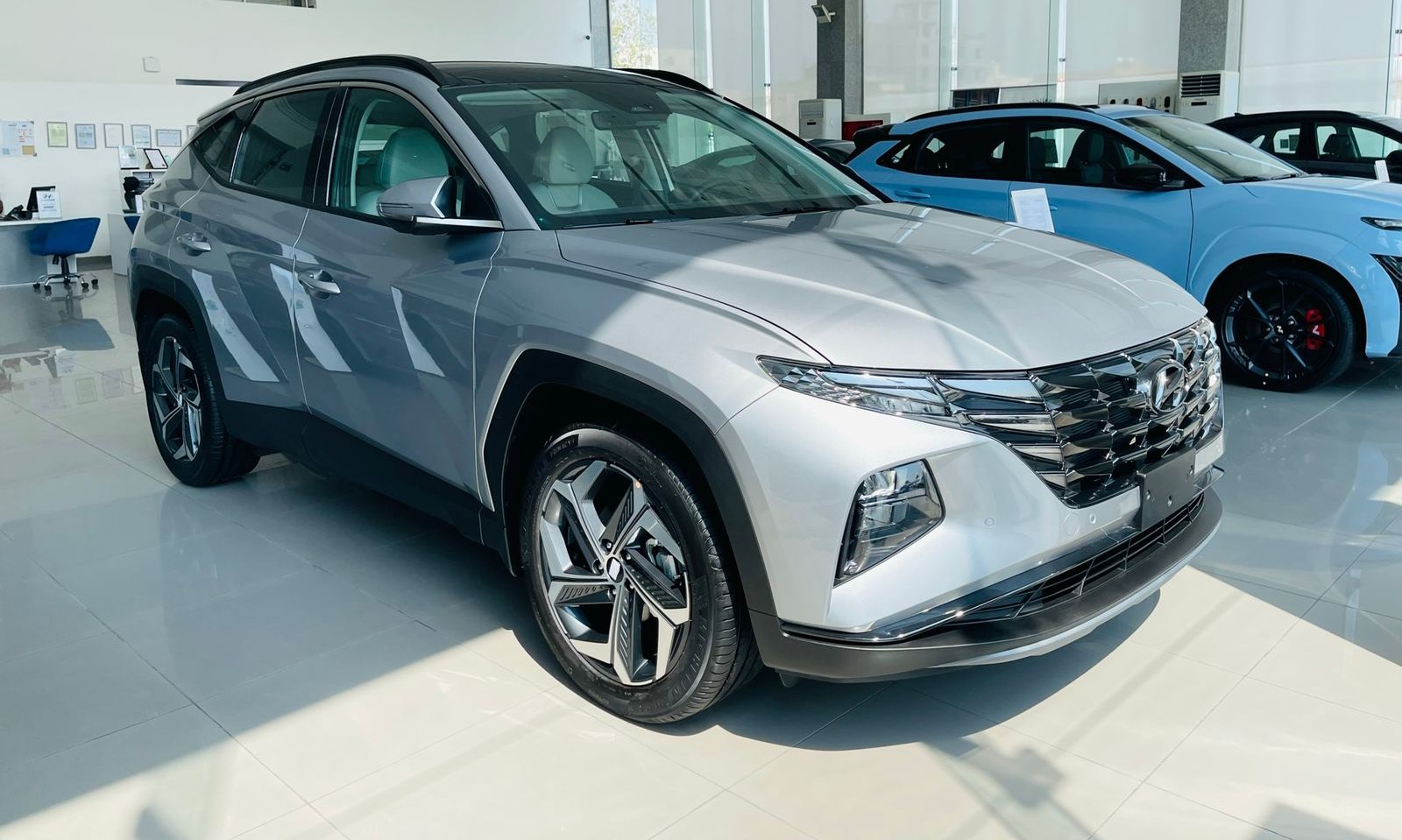 قبل شرائها .. تعرف على عيوب وميزات وسعر سيارة هيونداي توسان SUV 2024 في السعودية محطمة تويوتا راڤ4