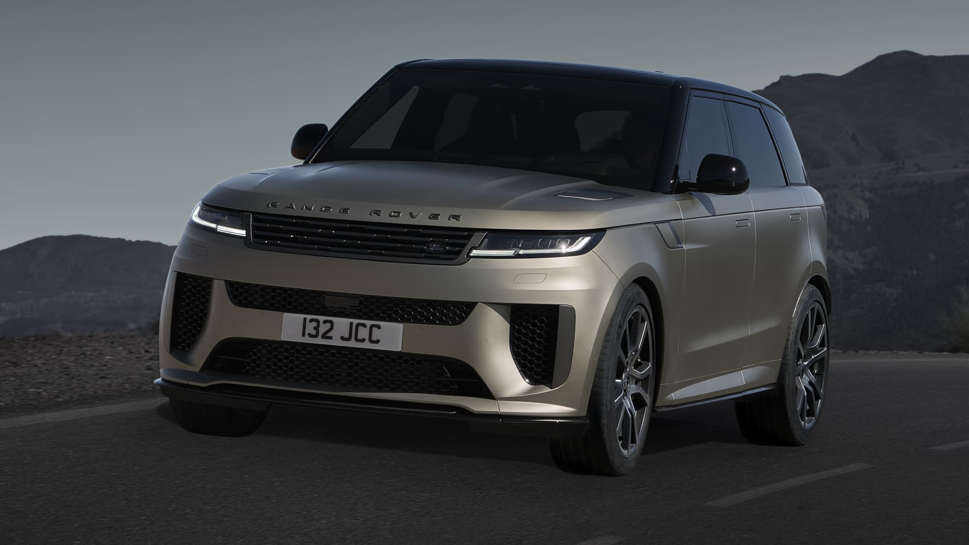 سارع لشراء سيارة رنج روفر سبورت Range Rover Sport SV 2024 في السعودية بتصميم جريء وميزات تفوق تويوتا لاندكروزر برادو 