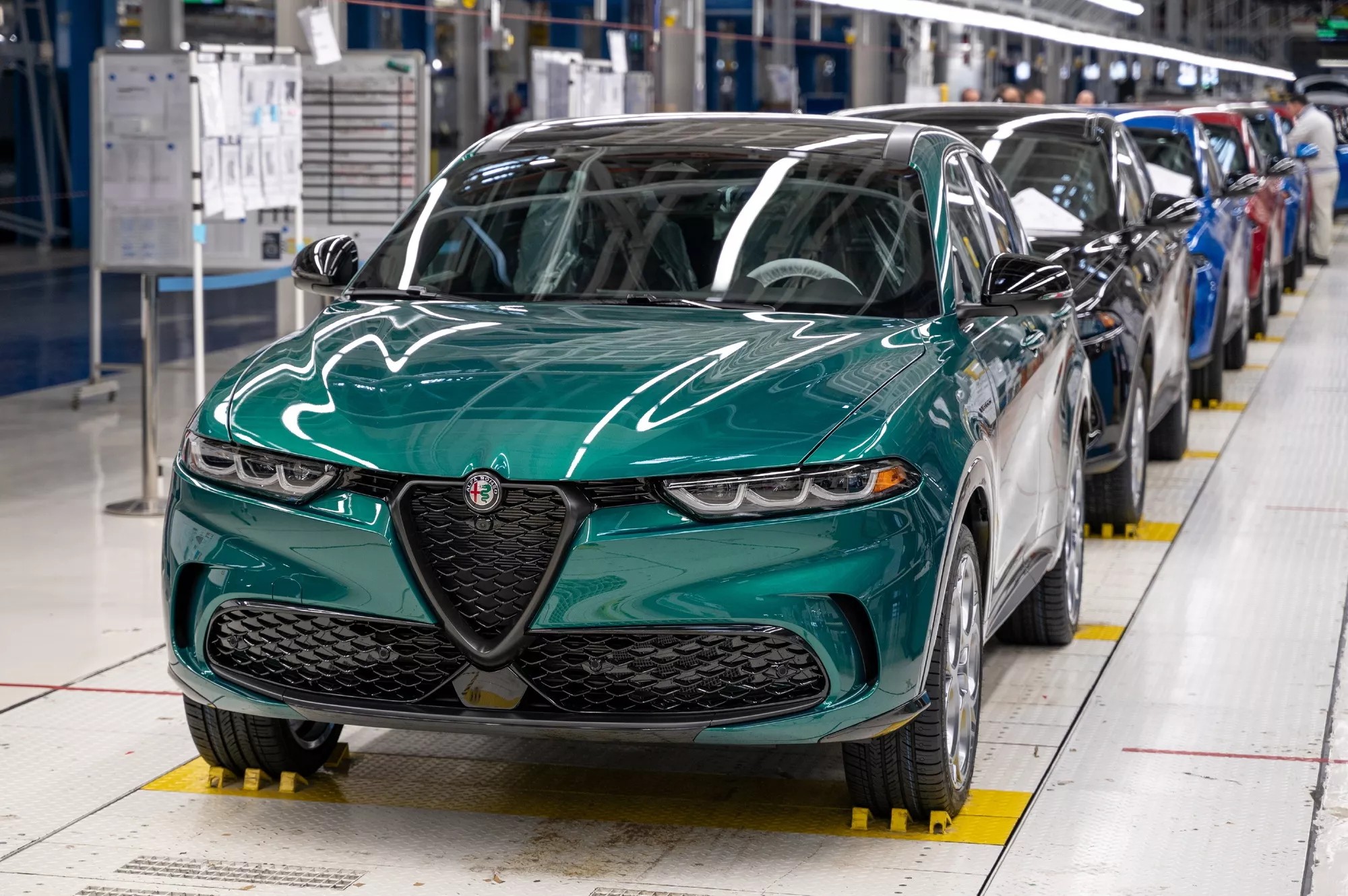 أرخص سيارة رياضية متعددة الأغراض إيطالية الفا روميو تونالي 2024 Alfa Romeo Tonale تصل السعودية بهذه الميزات والسعر الرهيب 