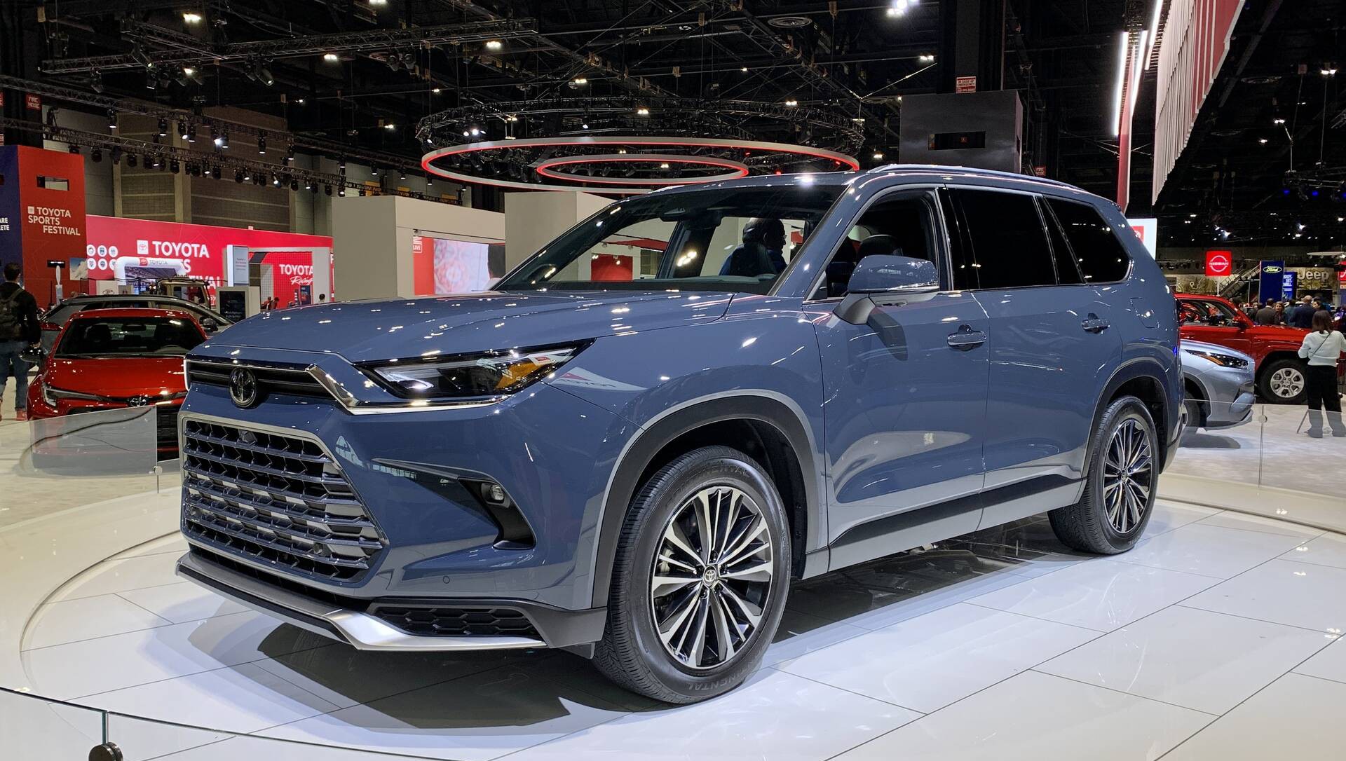 تويوتا جراند هايلاندر Toyota Grand Highlander 2024 اشرس سيارة رياضية متعددة الأغراض في السعودية تنافس نيسان باترول و فورد 