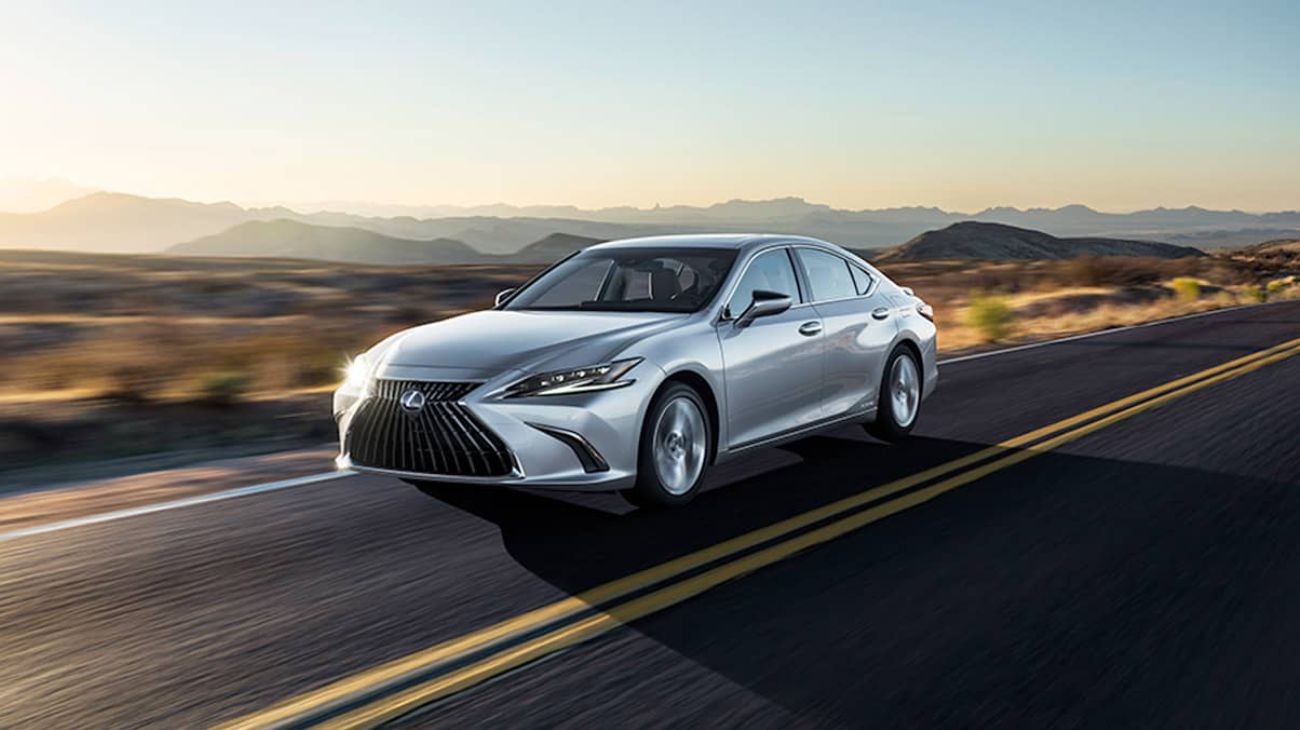 أرخص سيارة سيدان تنافس تويوتا كورولا 2024 .. اشتري لكزس Lexus ES 2024 بهذه الميزات الجريئة والسعر المنخفض 