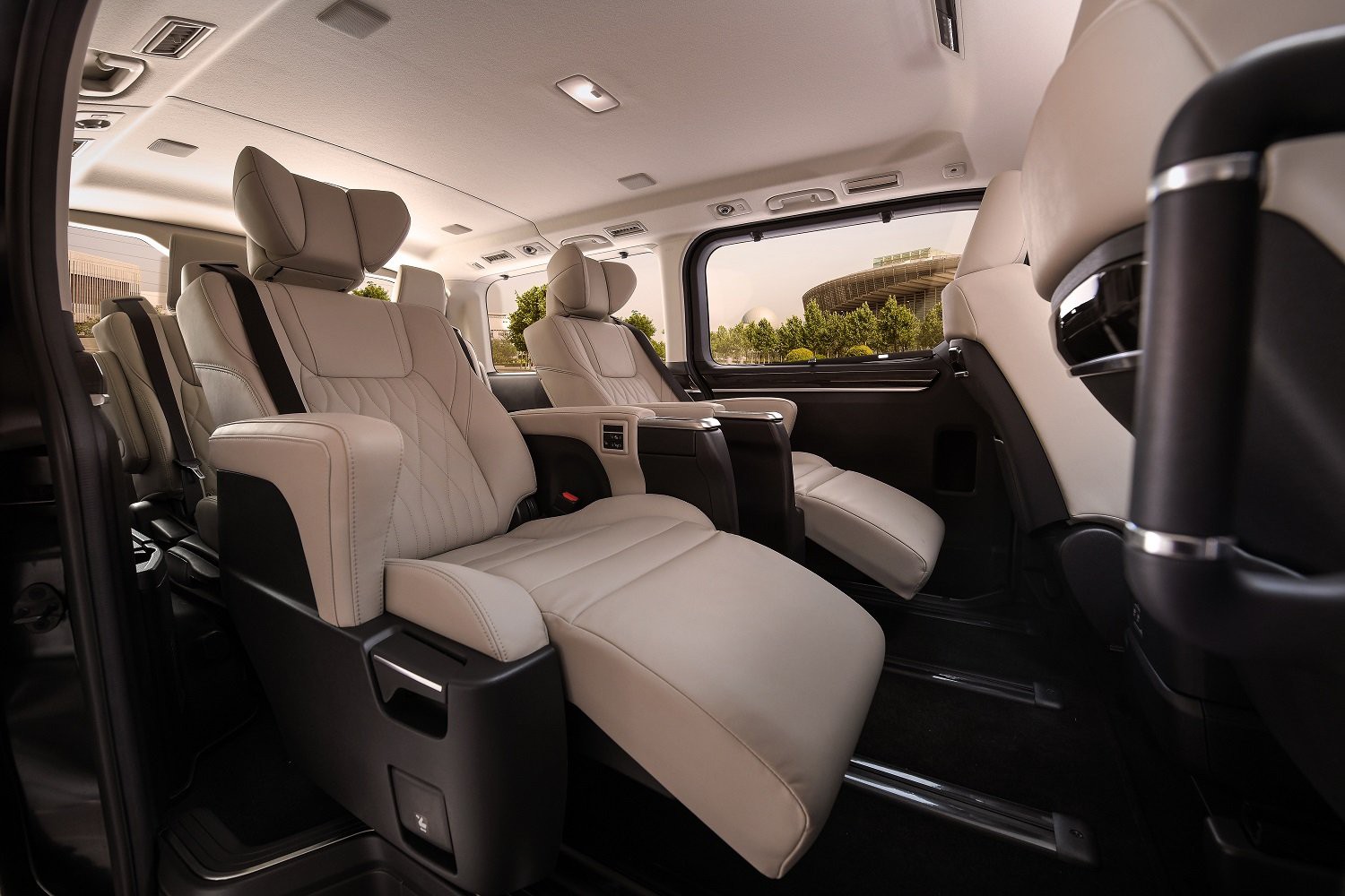 سيارة Toyota GRANVIA 2024 .. المنافسة الأشرس لمركبة لكزس LM تصل السعودية بهذه الميزات المجنونة والسعر الرخيص