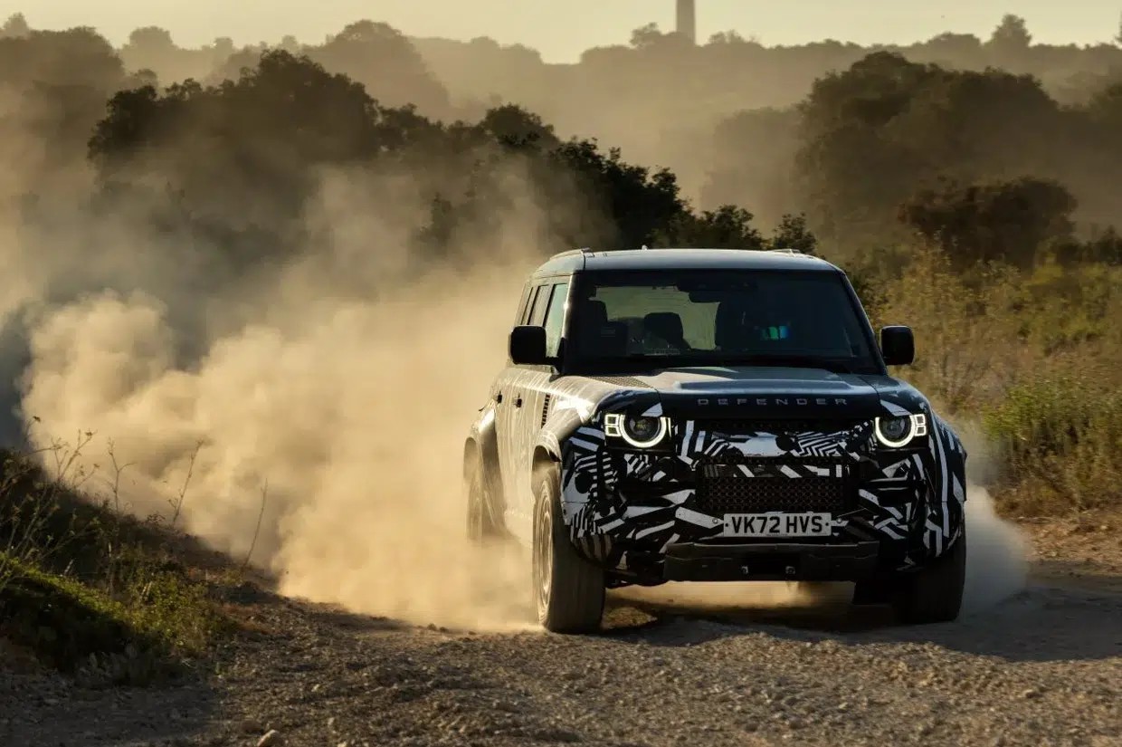 سيارة لاند روفر ديفندر 2025 Land Rover Defender .. أرخص كروس أوفر تنافس تويوتا 4Runner في السعودية 