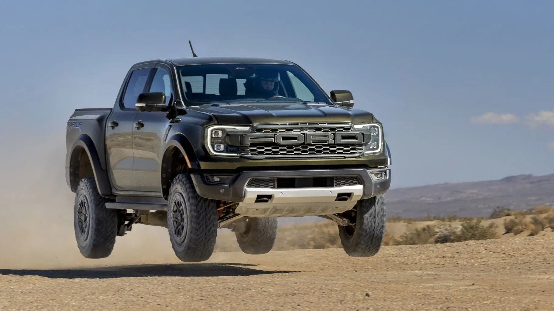 وحش الطرق الوعرة .. وصول سيارة فورد رابتور ford raptor 2024 إلى السعودية بميزات حطمت تويوتا هايلوكس 2024 وبهذا السعر الصادم 